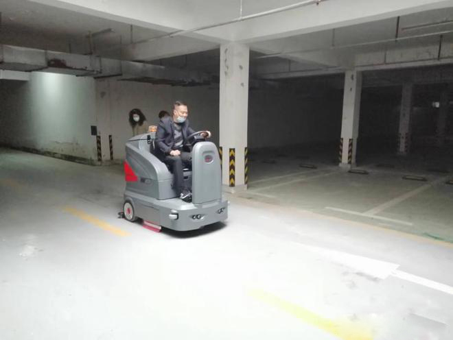 四平小区物业保洁不用人力改用驾驶式洗地机了